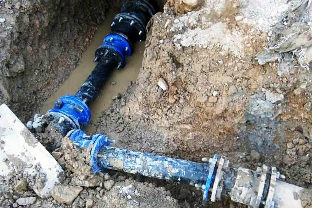 شکستگی خط انتقال علت قطع شبکه آب ۳۰ روستای آبادان